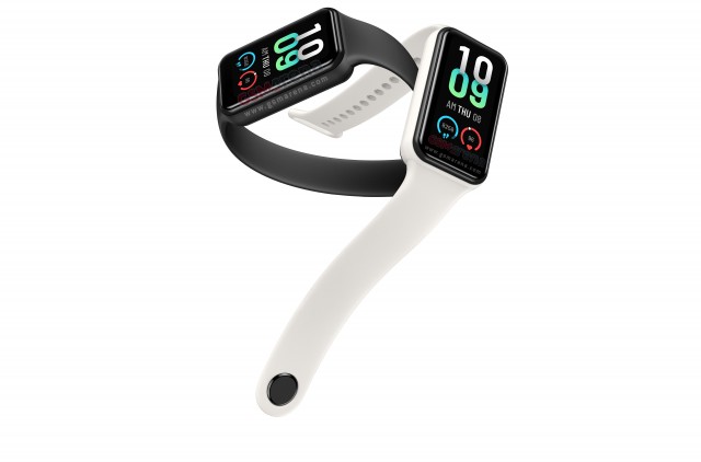 Amazfit Band 7 in black and white