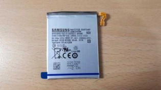Samsung Galaxy Z Flip4 batteries photographed