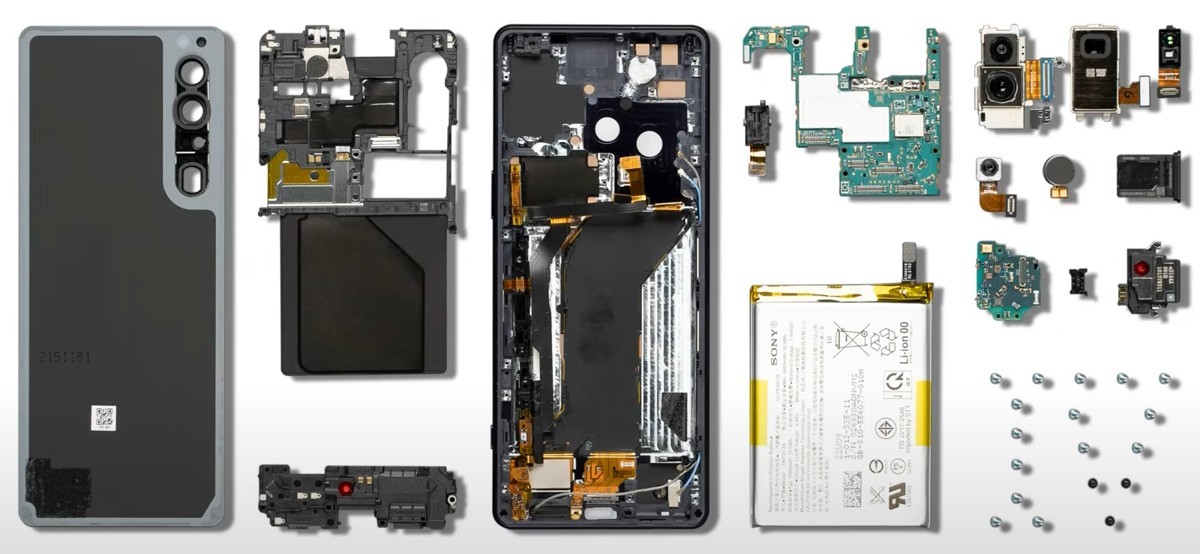 Sony Xperia 1 IV disassembled on video, compared to the Mark 3
