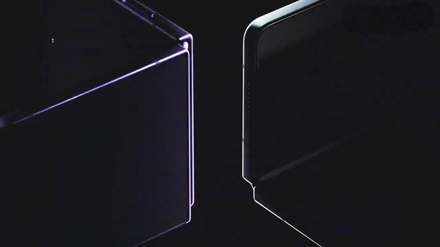 Una imagen iluminada del Galaxy Z Flip4 (izquierda) y Z Fold4 (derecha)