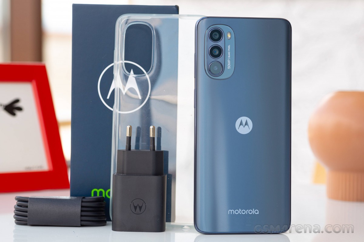 The Moto G62 comes with a 15W charger, the fastest that its 5,000mAh battery supports