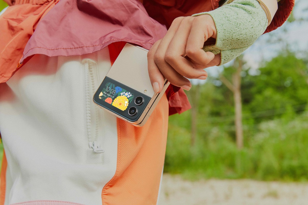 Samsung Galaxy Z Flip4 is here with redesigned hinge and larger battery