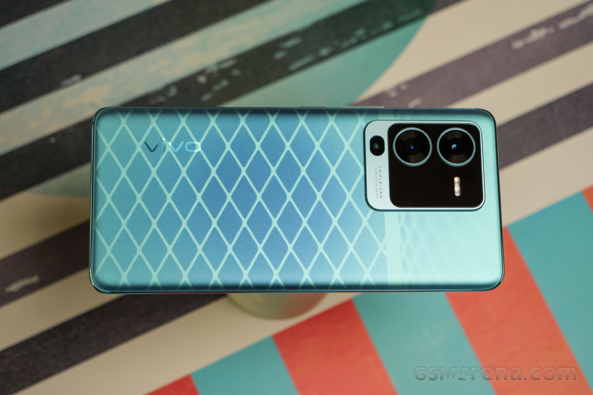 UV light can paint any shape or pattern on the back of the vivo V25 Pro