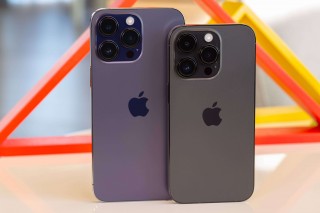 Apple iPhone 14 Pro Max, left, iPhone 14 Pro, right
