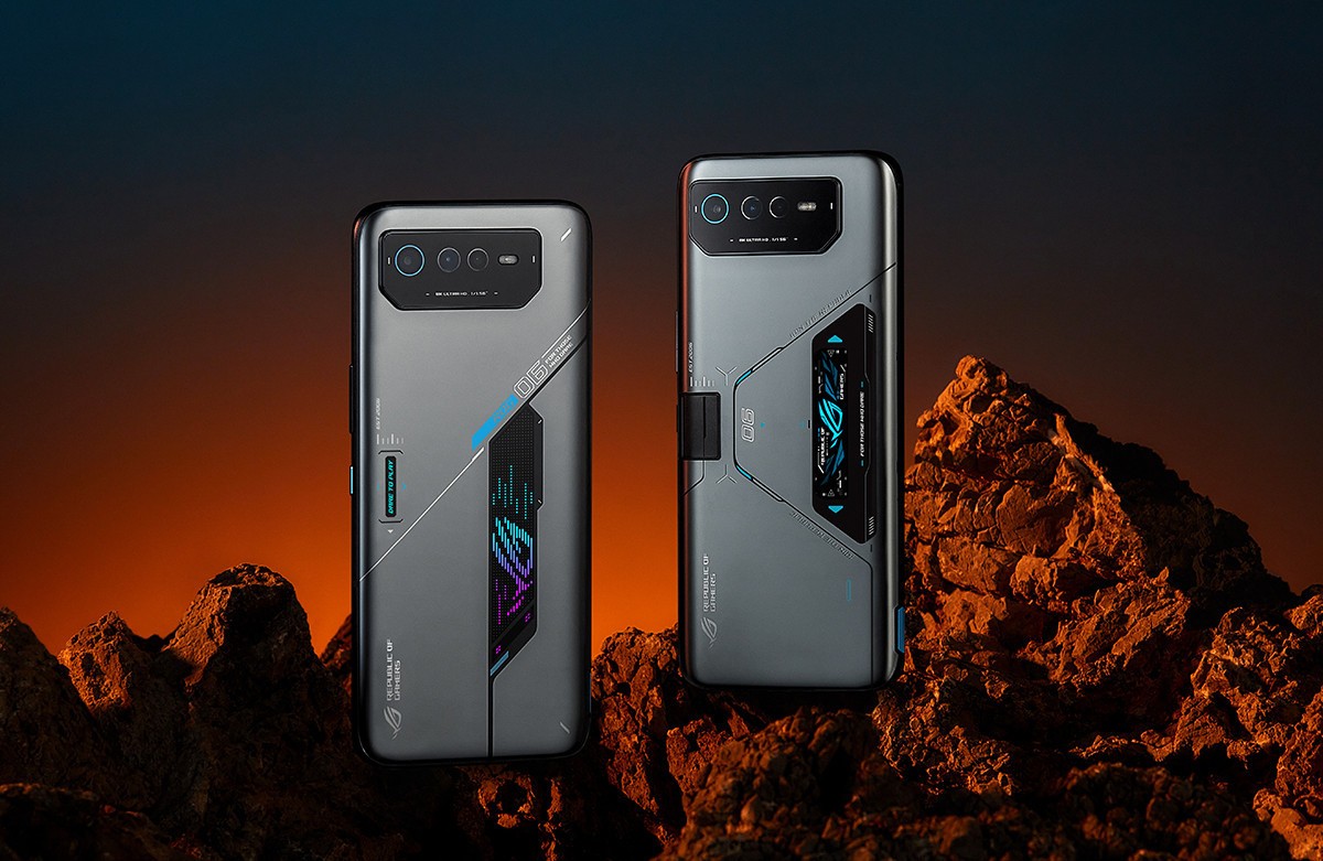 ROG Phone 6D on the left, 6D Ultimate on the right