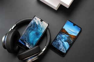 The notch was born: Sharp Aquos 2