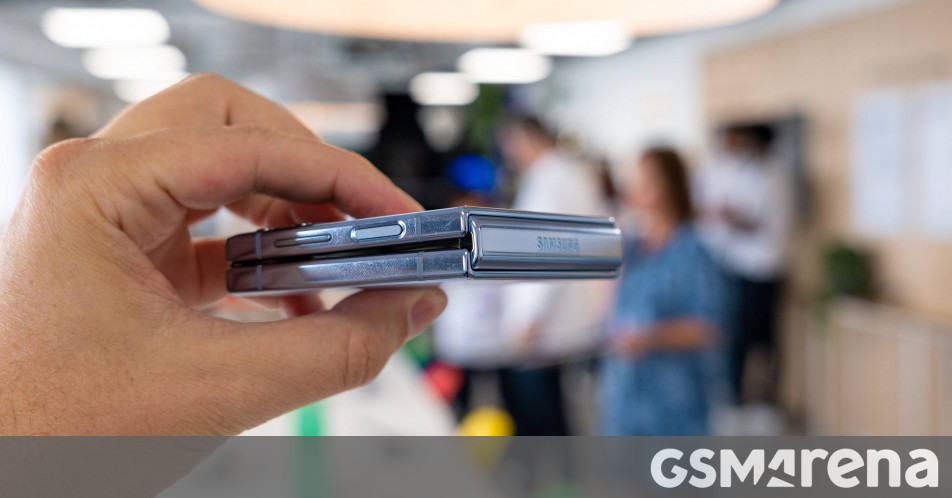 Samsung Galaxy Z Flip4 undergoes scratch, burn, and bend testing