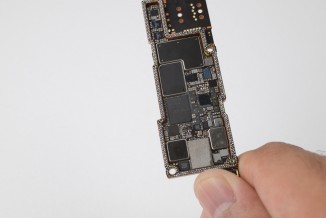 Apple iPhone 14 teardown by iFixit