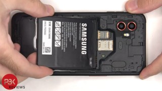 Samsung Galaxy Xcover6 Pro: swapping the battery is easy as pie