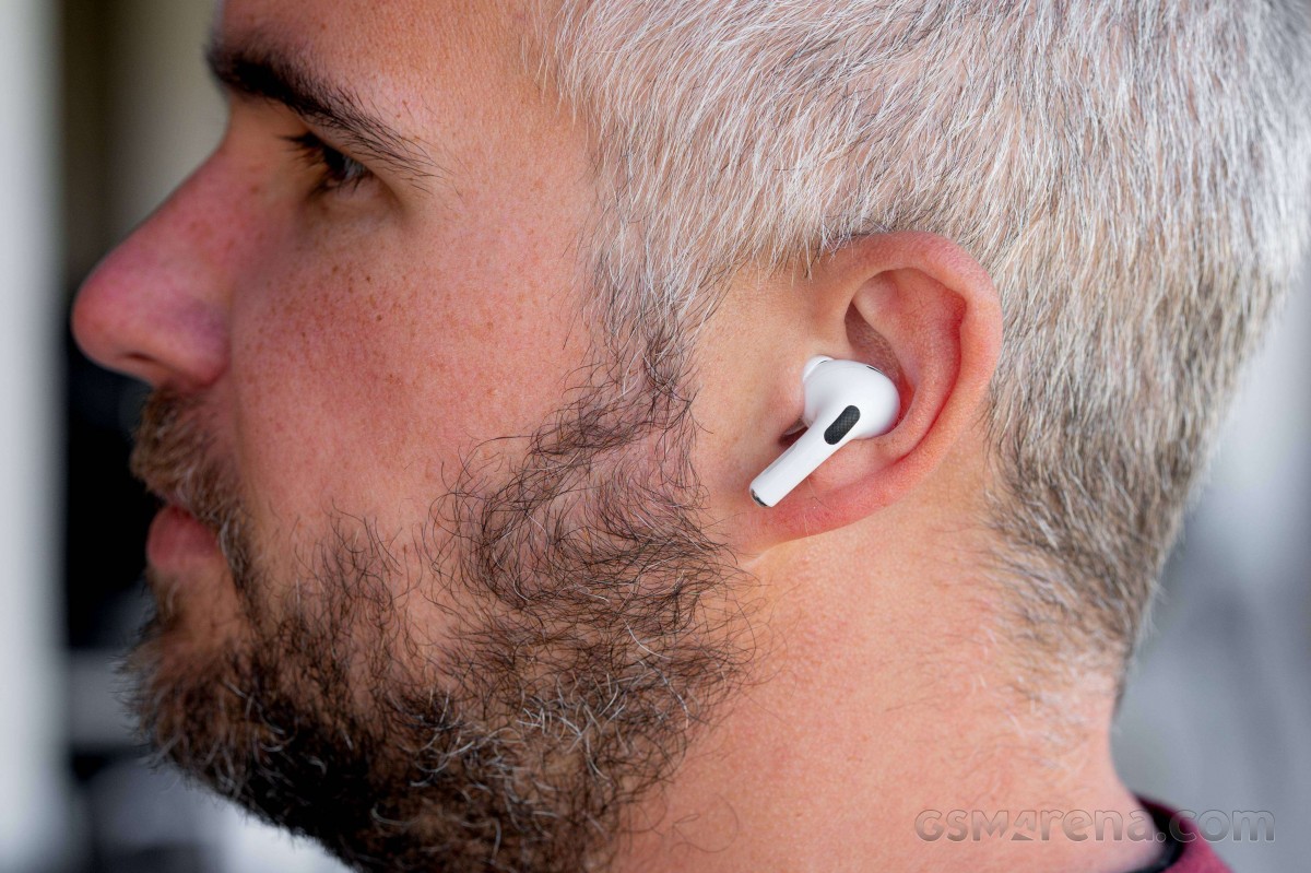 Airpods pro coming outlet out of ear