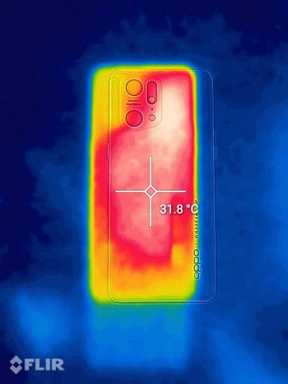 AirVOOC 50W wireless flash charger shows temperature during test and after charging Oppo Find X5 Pro to 100%