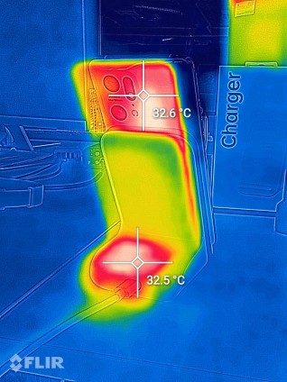 AirVOOC 50W Bezprzewodowa Ładowarka Flash Temperatury podczas testów i Oppo Find X5 Pro po naładowaniu do 100%