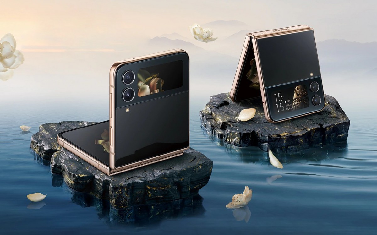 Samsung W23 Flip (a more premium incarnation of the Galaxy Z Flip4 for China Telecom)