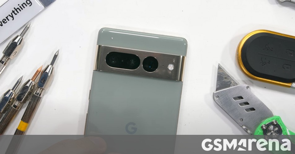 Durability test reveals weakness in Pixel 7 Pro's metal visor