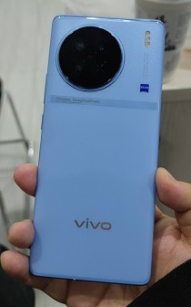vivo X90 به رنگ آبی