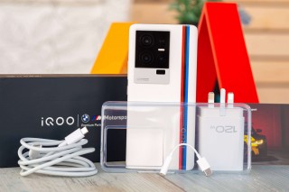 The iQOO 11 retail package