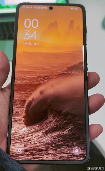 Oppo Find N2 Flip in-hand images