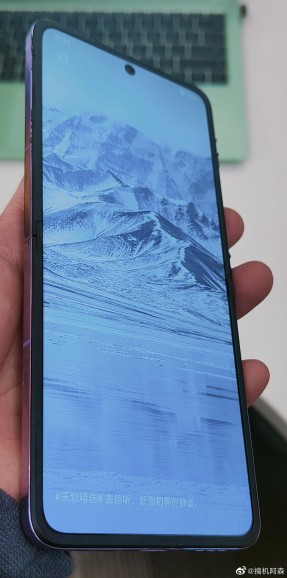 Oppo Find N2 Flip in-hand images