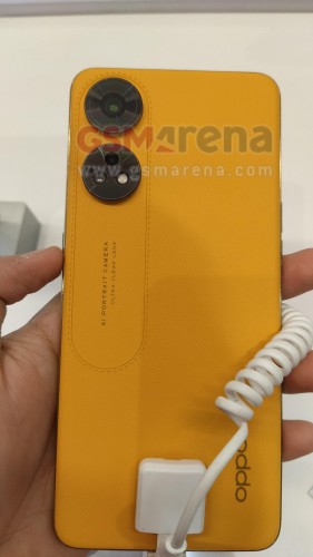 Modelul Oppo Reno8 T 4G Sunset Orange pozează pentru cameră, dezvăluind specificațiile cheie