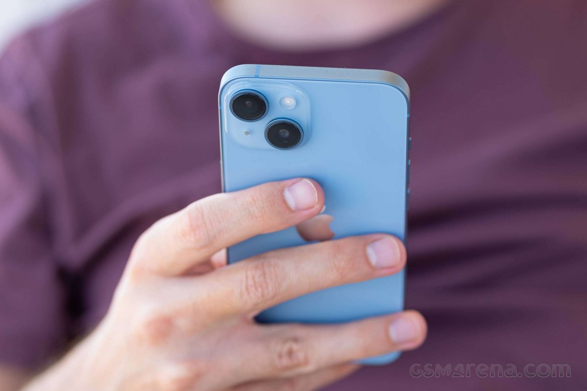  the iPhone 15 and 15 Plus will have a new camera bump