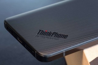 Il y a un logo ThinkPhone personnalisé et une clé rouge