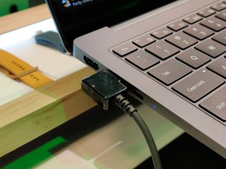 دو درگاه USB-C Thunderbolt 4.0 و یک درگاه HDMI 2.0 در سمت چپ، با درگاه USB-3.2 Type-A، یک اسلات کارت microSD و یک جک 3.5 میلی متری صدا ترکیبی در سمت راست.