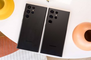 El Samsung Galaxy S22 Ultra (izquierda) y Galaxy S23 Ultra (derecha)