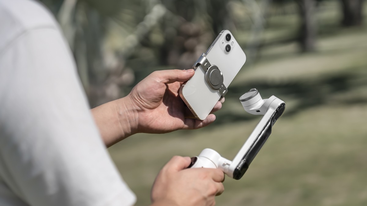 Insta360 Flow with the Magnetic Clamp on the smartphone