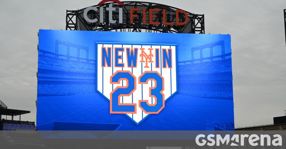 Samsung builds a massive 17,400 sq ft centerfield display for the New York Mets stadium