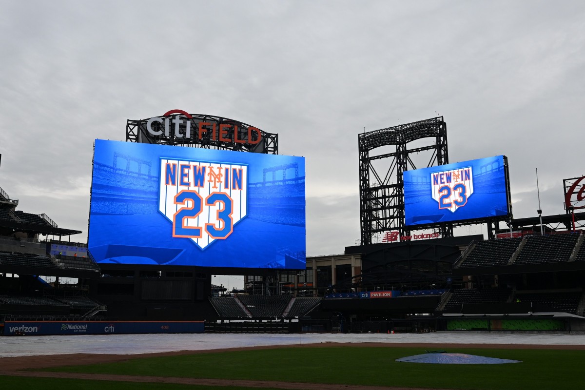 Samsung builds a massive 17,400 sq ft centerfield display for the New York Mets stadium