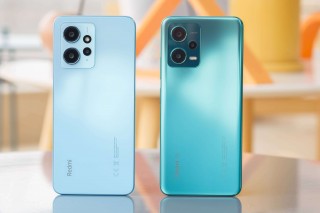 Xiaomi Redmi Note 12 4G on the left, 5G on the right