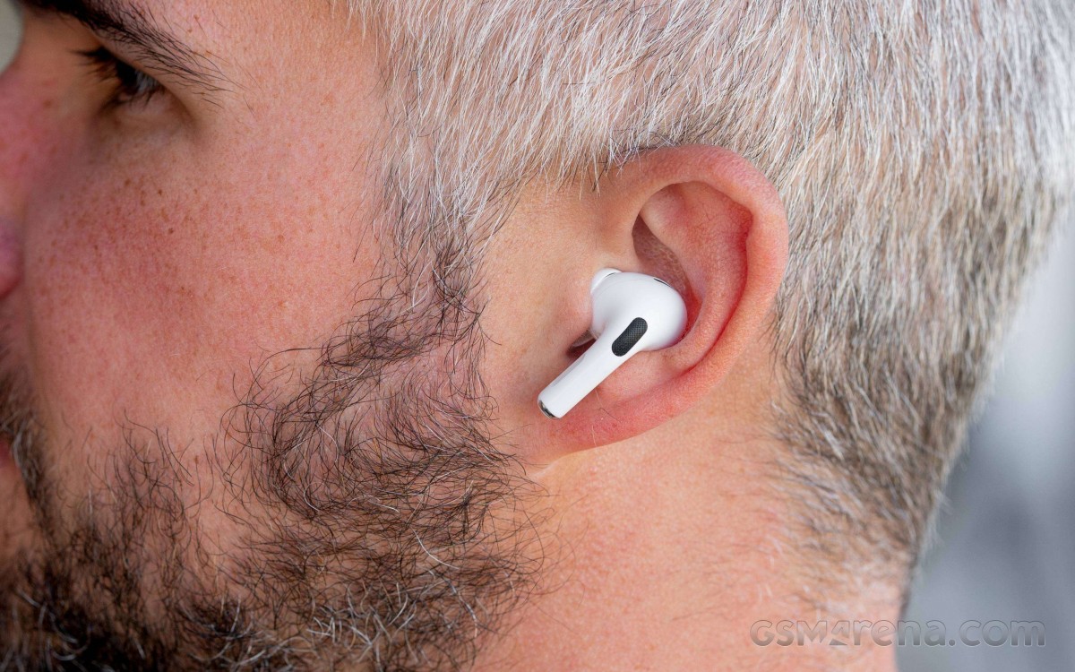 Gurman: دو مجموعه جدید AirPods 4 ماه آینده با USB-C عرضه می شود