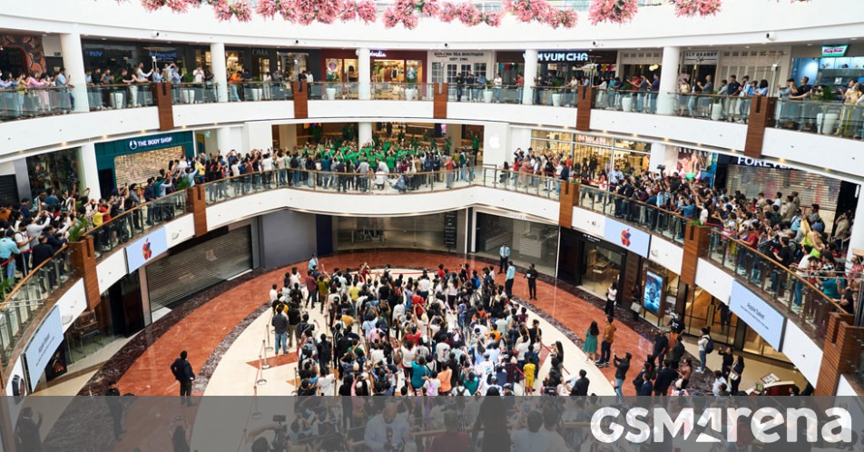 Apple opens up its first official stores in India