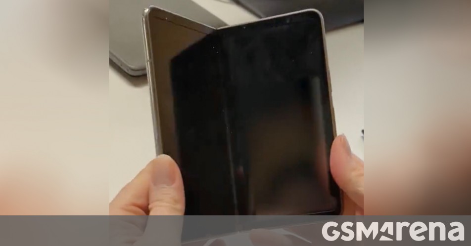 Pixel Fold live leak shows how it folds