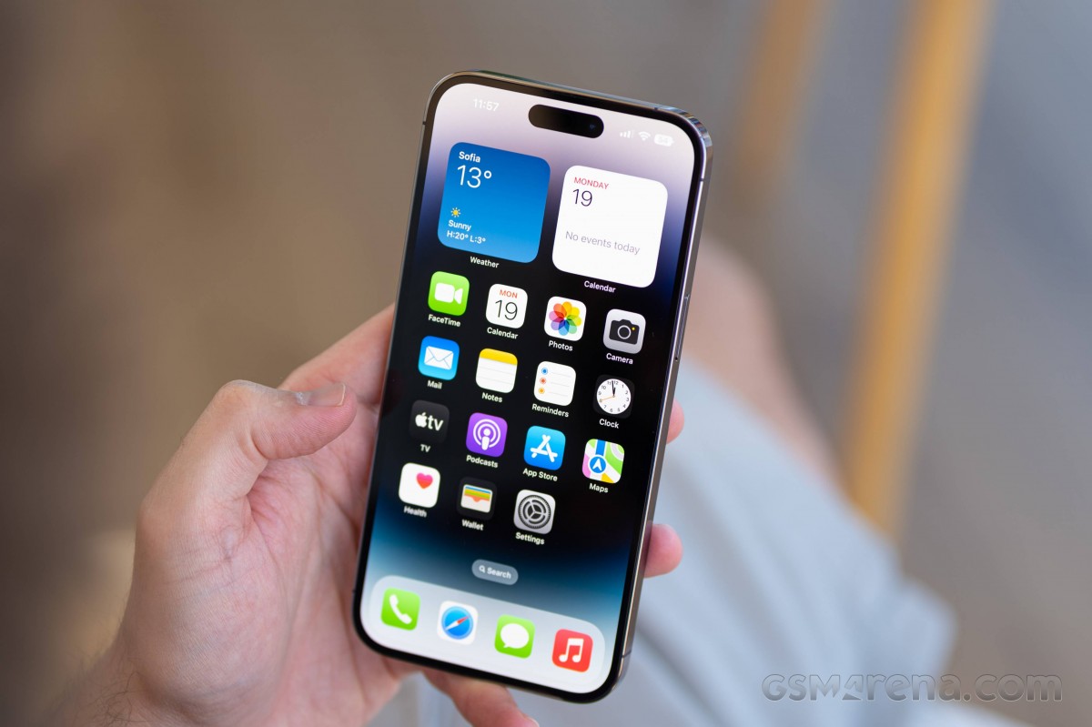 iOS 17 çalıştıran iPhone'lar kilitlendiğinde akıllı ekranlar olarak kullanılabilir