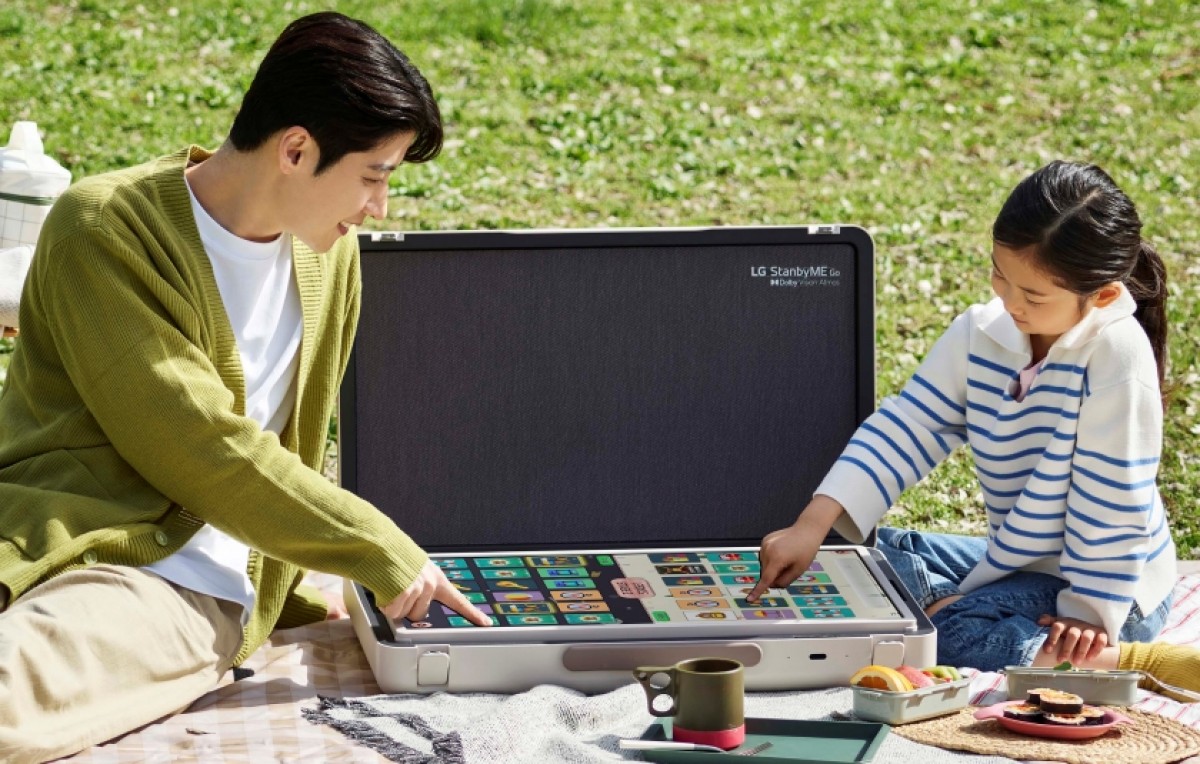 LG StanbyME Go 27 Briefcase Design Touch Screen