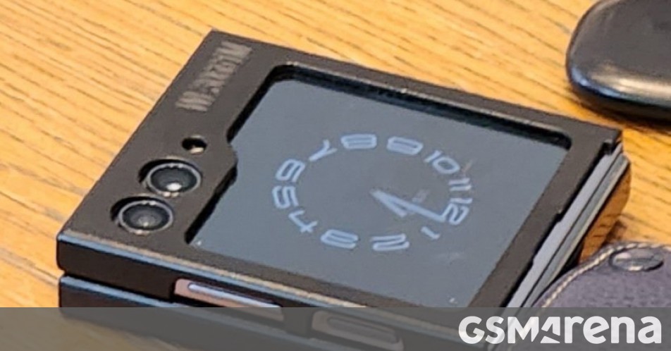 Samsung Galaxy Z Flip5 breaks cover in spy shot