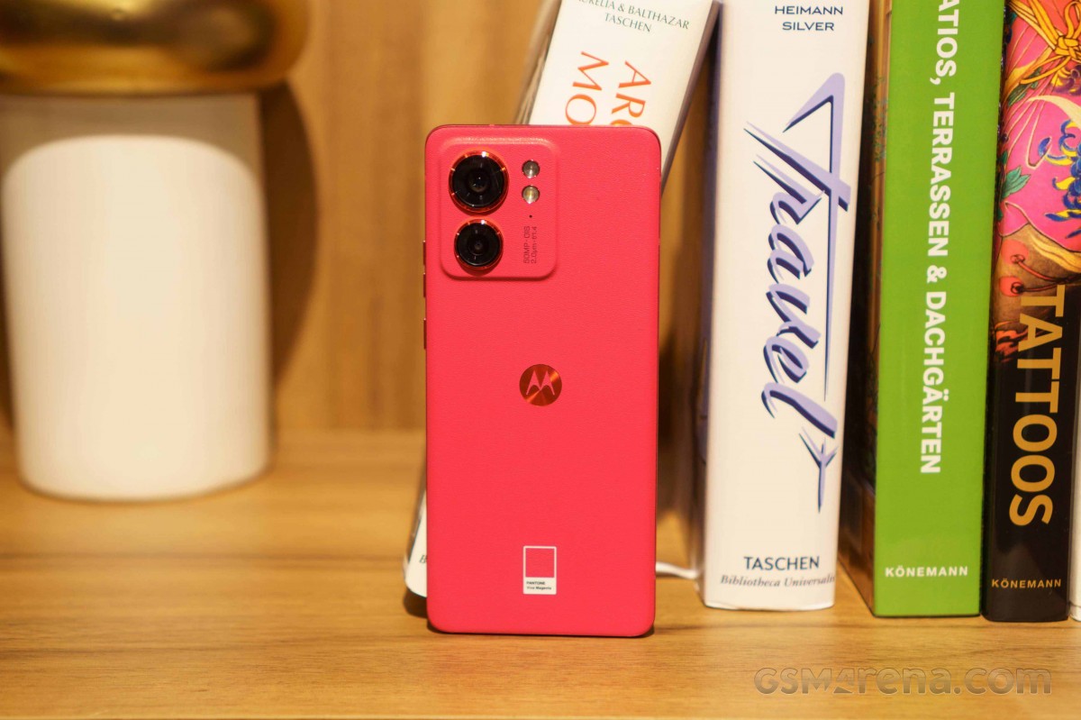 Motorola Edge 40 Viva Magenta hands-on