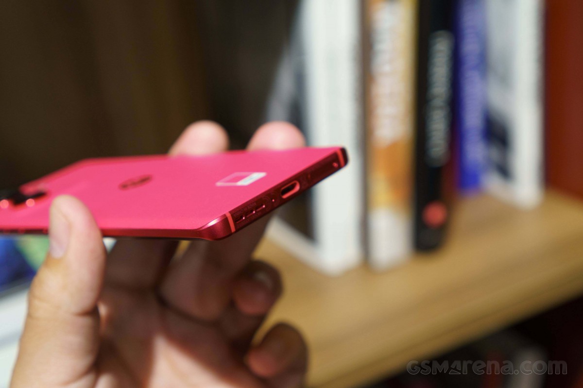 Motorola Edge 40 Viva Magenta hands-on