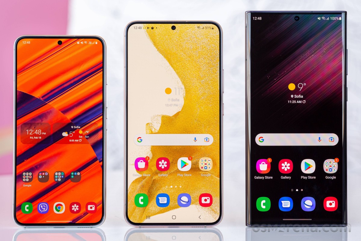 Samsung Galaxy S22 (چپ)، S22+ (در مرکز) و S22 Ultra (راست)