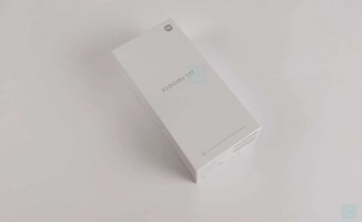The front of the Xiaomi 13T and its box