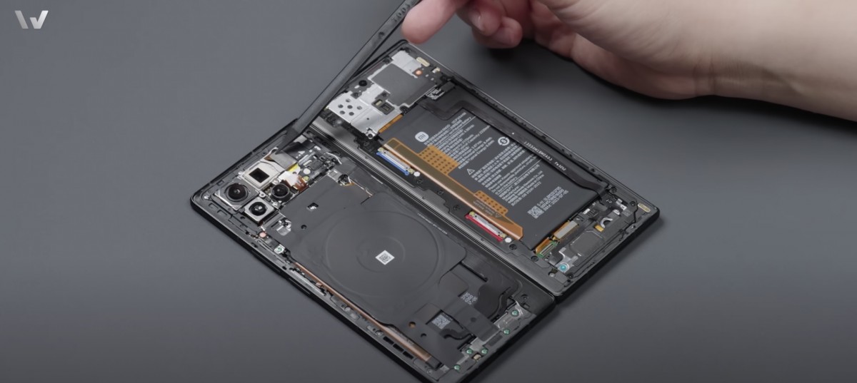 Xiaomi Mix Fold 3 teardown reveals the new hinge and vertical stack  motherboard design -  news