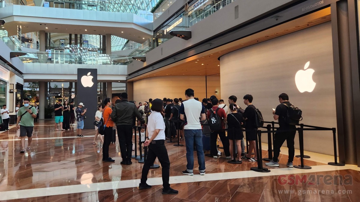 Apple fans queuing up outside the Apple Marina Bay Sands in Singapore to get their iPhone 15