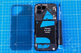 Wrenching on the Fairphone is easy