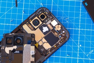 Wrenching on the Fairphone is easy