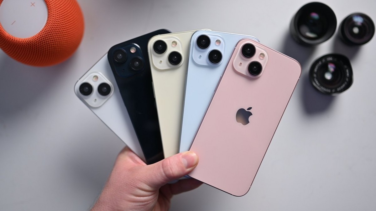 Vanilla iPhone 15 color options