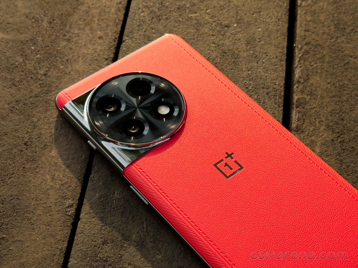 OnePlus 11R Solar Red hands-on