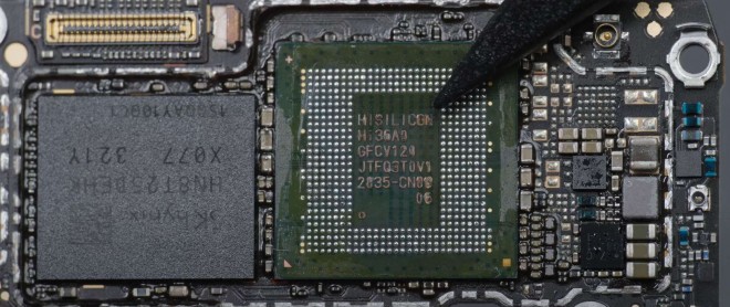 Huawei Mate 60 Pro motherboard with Kirin 9000s chip
