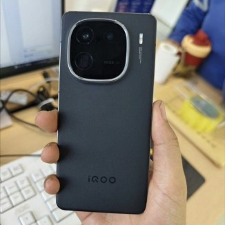 Alleged vivo iQOO 12 smartphone | Image source: Weibo