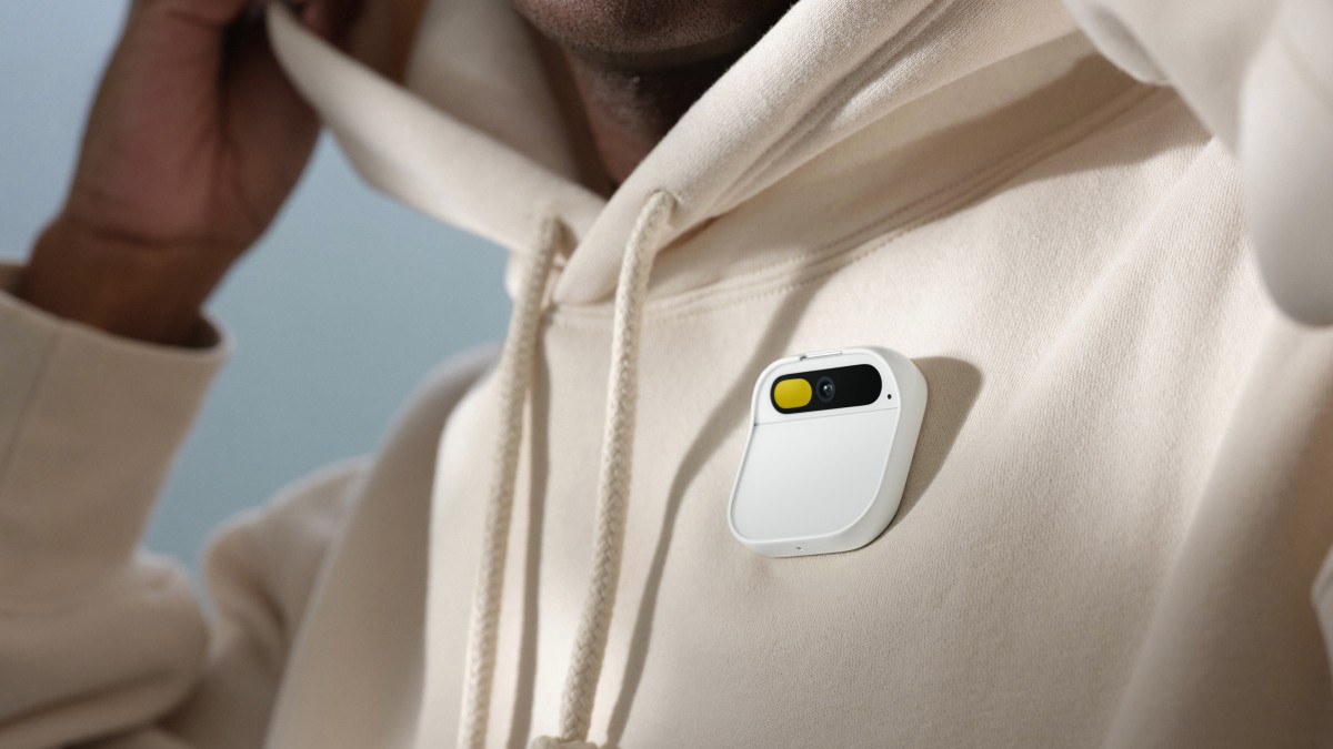Humane Ai Pin هوش مصنوعی را بر روی پیراهن شما در یک گجت به ظاهر ترسناک با رابط کاربری بدون صفحه قرار می دهد.